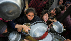 Người Palestine tụ tập để nhận thức ăn do một bếp từ thiện nấu ở Khan Younis, phía nam Dải Gaza, ngày 17/1. Ảnh: Reuters.