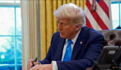 Tổng thống Mỹ Donald Trump ký văn bản tại Phòng Bầu dục ở Nhà Trắng ngày 4/2. Ảnh: Reuters.