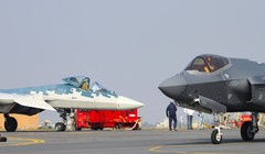 Chiến đấu cơ Su-57E của Nga và F-35 Lightning II của Mỹ được trưng bày trong triển lãm hàng không Aero India 2025 tại Trạm Không quân Yelahanka ở Bengaluru, Karnataka, Ấn Độ. Ảnh: Getty.