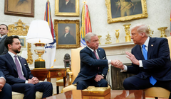 Tổng thống Mỹ Donald Trump bắt tay Quốc vương Abdullah của Jordan trong Phòng Bầu dục tại Nhà Trắng ở Washington, Mỹ ngày 11/2. Ảnh: Reuters.