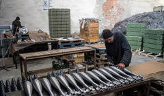 Công nhân lắp ráp đạn súng cối tại một nhà máy ở Ukraine. Ảnh: BI.