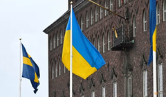 Quốc kỳ Ukraine tại Tòa thị chính ở Stockholm, Thụy Điển. Ảnh: Reuters.