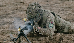 Một binh sĩ Anh bắn súng trong cuộc tập trận ở Smardan, Romania, ngày 17/2. Ảnh: Getty.