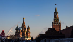 Người dân đi bộ trên Quảng trường Đỏ vào một ngày nắng đẹp ở Moscow, Nga ngày 23/2. Ảnh: Reuters.