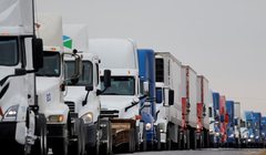 Xe tải xếp hàng dài chờ vào Mỹ gần trạm kiểm soát hải quan ở Nuevo Laredo, Mexico, ngày 26/11/2024. Ảnh: Reuters.