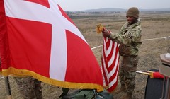 Một người lính với lá cờ Mỹ bên cạnh cờ Đan Mạch trong một cuộc tập trận quân sự chung. Ảnh: Getty.