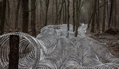 Hệ thống dây thép gai ở vùng Sumy phía bắc Ukraine, giáp với vùng Kursk của Nga. Các nhà phân tích cho biết việc mất đi một trong những nhà tài trợ quan trọng nhất của Kiev sẽ khiến Nga dễ dàng tấn công các tuyến phòng thủ của Ukraine hơn. Ảnh NYTimes.