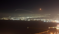 Tên lửa của Hezbollah phóng vào Haifa vào rạng sáng ngày 7/10 (Ảnh: Al Jazeera)