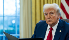 Tổng thống Mỹ Donald Trump đã ra lệnh áp thuế đối với hàng hóa của 3 đối tác thương mại lớn là Canada, Mexico và Trung Quốc. Ảnh: Guardian.