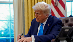 Ngày 20/1, ông Trump ký sắc lệnh chấm dứt quyền công dân theo nơi sinh với con cái người nhập cư bất hợp pháp. Ảnh: Reuters.