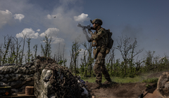 Một sĩ quan bộ binh Ukraine bắn lựu đạn phóng rocket về phía các vị trí của Nga gần Marinka, miền đông Ukraine. Ảnh: NYTimes.