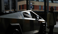 Một chiếc xe bán tải điện Cybertruck của Tesla. Ảnh: Reuters.