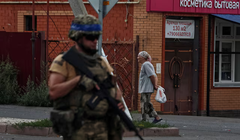 Một quân nhân Ukraine tuần tra một khu vực do quân đội Ukraine kiểm soát ở thị trấn Sudzha, vùng Kursk, Nga ngày 16/8/2024. Ảnh: Reuters.