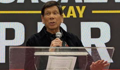 Cựu Tổng thống Philippines Rodrigo Duterte phát biểu trong một buổi gặp mặt cộng đồng người Philippines tại Hong Kong vào ngày 9/3. Ảnh: AFP.