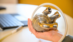 Trái tim nhân tạo BiVACOR có một bộ phận chuyển động duy nhất – một rotor được giữ cố định bằng nam châm. Ảnh: BiVACOR.