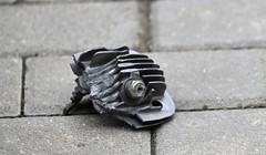 Một mảnh động cơ máy bay không người lái gần một tòa nhà dân cư bị thiệt hại ở Zapadny Kvartal, Vidnoye, Nga. Ảnh: Sputnik.