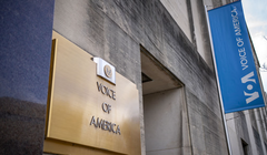 Chính quyền Tổng thống Mỹ Donald Trump bắt đầu kế hoạch sa thải ở Đài Tiếng nói Hoa Kỳ. Ảnh: AFP.