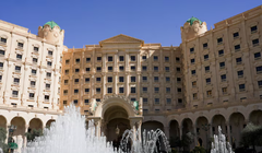 Toàn cảnh khách sạn Ritz-Carlton, nơi diễn ra các cuộc đàm phán giữa Nga và Mỹ nhằm chấm dứt xung đột giữa Nga và Ukraine, tại Riyadh, Arab Saudi ngày 24/3. Ảnh: Reuters.