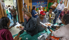 Người cao tuổi nhận được một bữa ăn nóng tại Trung tâm cộng đồng Roosevelt khi các ngân hàng thực phẩm trên khắp cả nước cho biết họ sẽ có ít thực phẩm hơn để phân phối do cắt giảm tài trợ liên bang. Ảnh: Reuters.