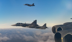 Ba máy bay chiến đấu Saab JAS-39 Gripen của Thụy Điển hộ tống một chiếc B-52H Stratofortress trong chuyến bay năm 2022. Ảnh: Không quân Mỹ.