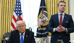 Tổng thống Mỹ Donald Trump lắng nghe Bộ trưởng Quốc phòng Pete Hegseth phát biểu trong một sự kiện tại Phòng Bầu dục hôm 21/3. Ảnh: AFP.