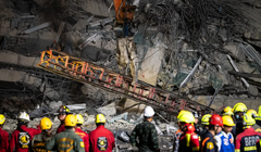 Đống đổ nát của một cần cẩu đang được máy móc hạng nặng di dời tại tại địa điểm một tòa nhà đang xây dựng bị sập ở Bangkok, Thái Lan hôm 30/3. Ảnh: Getty.