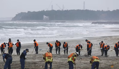 Cảnh sát tìm kiếm manh mối về những người mất tích trong thảm họa động đất và sóng thần năm 2011 gần nhà máy điện hạt nhân Fukushima Daiichi vào ngày kỷ niệm 14 năm thảm họa, tại thị trấn Namie, tỉnh Fukushima, Nhật Bản hôm 11/3. Ảnh: Reuters.