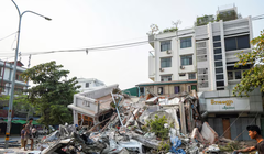 Toàn cảnh một tòa nhà bị sập sau trận động đất mạnh ở Mandalay, Myanmar, ngày 30/3. Ảnh: Reuters.