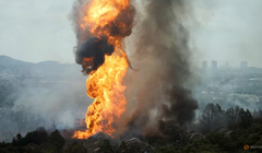 Ngọn lửa và khói bốc lên từ một đám cháy sau khi đường ống dẫn khí đốt do công ty năng lượng nhà nước Petronas của Malaysia vận hành bốc cháy tại Puchong, Malaysia vào ngày 1/4. Ảnh: Reuters.