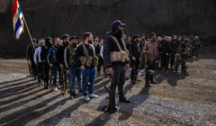 Hoạt động huấn luyện quân sự cho những người đàn ông Druse của Lữ đoàn Sơn cước gần Sweida, Syria vào tháng 1. Ảnh: NYTimes.