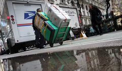 Các gói hàng bán lẻ được vận chuyển đến Mỹ có giá trị 800 USD trở xuống từ nước ngoài sẽ không còn được miễn thuế nữa. Ảnh: Reuters.