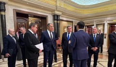 Bộ trưởng Ngoại giao Nga Sergey Lavrov và Cố vấn Chính sách Đối ngoại của Tổng thống Nga Vladimir Putin, ông Yuri Ushakov, trò chuyện với các quan chức Arab Saudi sau cuộc hội đàm Nga-Mỹ tại Riyadh vào ngày 18/2. Ảnh: Getty.