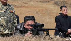 Nhà lãnh đạo Triều Tiên Kim Jong-un đang nhìn qua ống ngắm súng bắn tỉa khi ông đến thăm căn cứ huấn luyện của lực lượng tác chiến đặc biệt của Quân đội Nhân dân Triều Tiên. Ảnh: AFP.