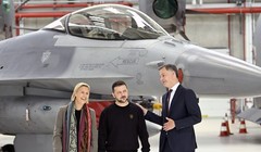 Tổng thống Ukraine Volodymyr Zelensky (giữa) tạo dáng trước máy bay chiến đấu F-16 trong chuyến thăm Bỉ vào tháng 5/2024. Ảnh: Getty.