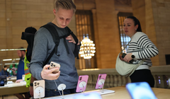 Apple phụ thuộc rất nhiều vào Trung Quốc để sản xuất sản phẩm iPhone đặc trưng của mình. Ảnh: Getty.