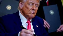 Tổng thống Mỹ Donald Trump ký lệnh hành pháp tại Nhà Trắng ở Washington, D.C., Mỹ ngày 8/4. Ảnh: Reuters.