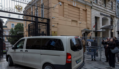 Một chiếc xe chở phái đoàn Mỹ đến Lãnh sự quán Nga tại Istanbul, Thổ Nhĩ Kỳ ngày 10/4. Ảnh: Reuters.