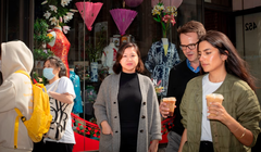 Joanne Kwong, chủ của công ty Pearl River Mart, nhập khẩu hàng hóa từ khắp châu Á, cho biết thuế quan của ông Donald Trump là không bền vững đối với các doanh nghiệp nhỏ. Ảnh: FT.