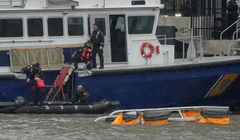 Các nhân viên cứu hộ làm việc tại hiện trường vụ rơi trực thăng trên sông Hudson, New York, ngày 10/4. Ảnh: Reuters.