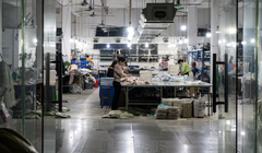 Công nhân tại một xưởng may ở làng Tangbudong ở Quảng Châu, Quảng Đông, Trung Quốc vào ngày 7/4. Ảnh: Getty.