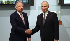 Tổng thống Nga Vladimir Putin bắt tay với đặc phái viên Mỹ Steve Witkoff, bên trái, trong một cuộc họp tại St. Petersburg, Nga. Ảnh: Sputnik.
