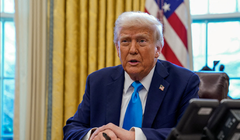 Tổng thống Mỹ Donald Trump phát biểu trước khi ký các sắc lệnh hành pháp tại Phòng Bầu dục ở Nhà Trắng hôm 9/4. Ảnh: Reuters.