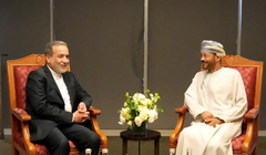 Bộ trưởng Ngoại giao Iran Abbas Araghchi gặp người đồng cấp Oman Sayyid Badr Albusaidi trước cuộc đàm phán với đặc phái viên Trung Đông của Mỹ Steve Witkoff tại Muscat, ngày 12/4. Ảnh: Reuters.