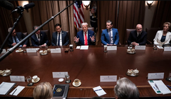 Tổng thống Mỹ Donald Trump phát biểu trong cuộc họp Nội các tại Nhà Trắng trong hôm 10/4. Ảnh: Washington Post.