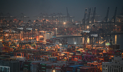 Các container vận chuyển tại một cảng ở miền Nam Trung Quốc. Ảnh: WSJ.