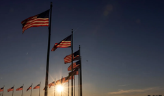 Quốc kỳ Mỹ tung bay tại Đài tưởng niệm Washington ở Washington, DC, vào tháng 2. Ảnh: Reuters.