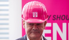 Thủ tướng Đức Olaf Scholz đội mũ bảo hiểm màu hồng trong sự kiện khởi động Ngày của các bé gái năm 2025 tại phủ Thủ tướng ngày 1/4. Ảnh: Getty.