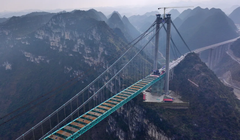 Công trường xây dựng Cầu Huajiang Grand Canyon trong bức ảnh chụp từ trên cao vào ngày 17/1. Ảnh: Getty.