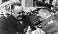 Ông Sergey Korolev (trái) chúc mừng Yuri Gagarin đã hoàn thành thành công chuyến bay vũ trụ đầu tiên mang tính lịch sử của mình, năm 1961. Ảnh: RIA Novosti.