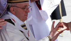 Chiếc Nhẫn ngư phủ được đeo trên ngón tay của Giáo hoàng Francis trong thánh lễ nhậm chức của ông tại Vatican vào ngày 19/3/2013. Ảnh: Reuters.